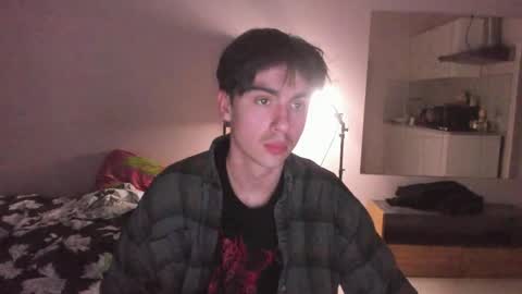 Snapshot of stralght_twinks chatting on 04-24-26, 06:43 Ray online show from 04-24-26, 06:43