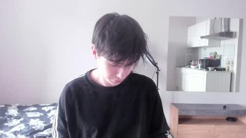 Snapshot of stralght_twinks chatting on 04-28-26, 12:21 Ray online show from 04-28-26, 12:21