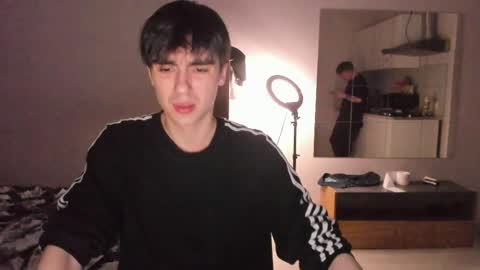 Snapshot of stralght_twinks chatting on 04-30-26, 06:25 Ray online show from 04-30-26, 06:25