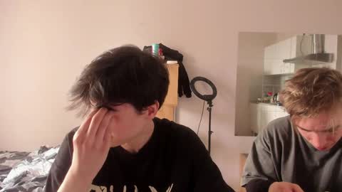 Snapshot of stralght_twinks chatting on 05-11-26, 10:43 Ray online show from 05-11-26, 10:43
