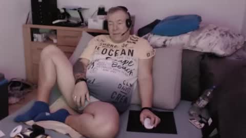 Snapshot of stranger1966 chatting on 10-29-25, 12:40 Stranger online show from 10-29-25, 12:40