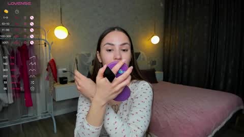 Snapshot of straw_juice chatting on 02-16-26, 01:35 Laura online show from 02-16-26, 01:35