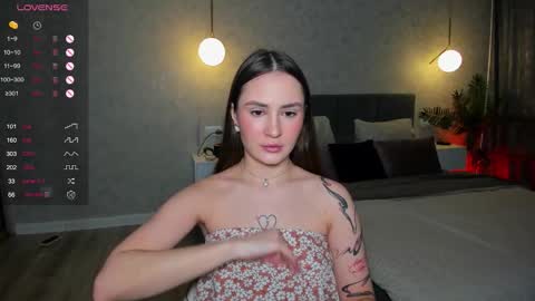 Snapshot of straw_juice chatting on 03-06-26, 08:27 Laura online show from 03-06-26, 08:27