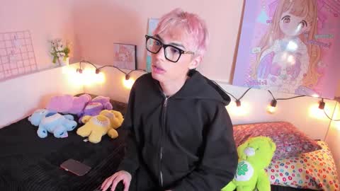 strawberry_kitty_ online show from 11-17-25, 03:56