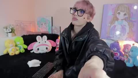 strawberry_kitty_ online show from 12-21-25, 04:19