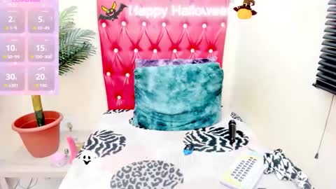 strawberry_lipz online show from 10-31-25, 11:50