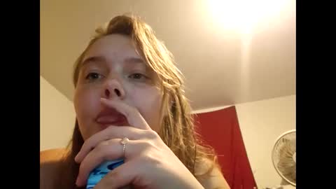 Snapshot of strawberryluv420 chatting on 01-09-26, 06:27 Strawberry online show from 01-09-26, 06:27