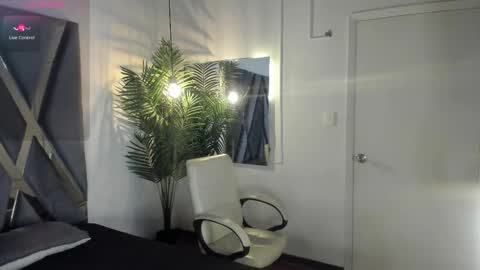 Snapshot of strong_girl_ chatting on 02-16-26, 11:06 Alexa online show from 02-16-26, 11:06