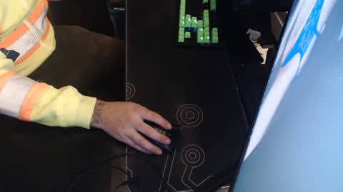 stud69861714 online show from 09-17-25, 04:25