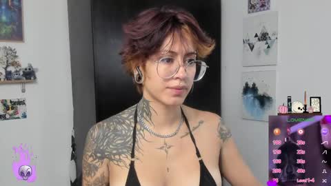 Snapshot of succubus_girl_ chatting on 04-23-26, 02:30 Alexy online show from 04-23-26, 02:30