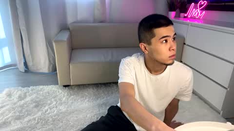 Snapshot of sue_star chatting on 02-19-25, 09:06 Emmy online show from 02-19-25, 09:06