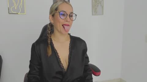 Snapshot of sugar_milff chatting on 09-23-25, 01:03 sugar_milff online show from 09-23-25, 01:03