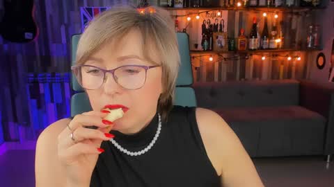 Vivien online show from 01-19-25, 04:36