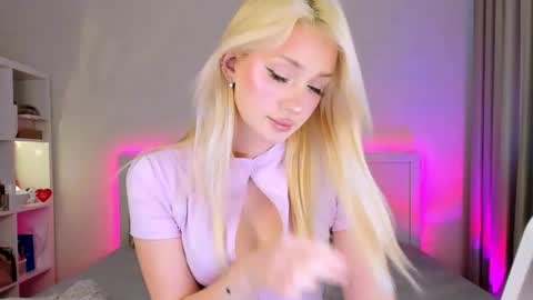 Snapshot of sugarwhiispers chatting on 07-19-26, 03:16 Alice online show from 07-19-26, 03:16