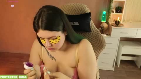 Snapshot of sunflower0907 chatting on 05-12-26, 07:05 Tina. Im topless model online show from 05-12-26, 07:05