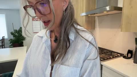 Hi Im Sunnie - Next show Friday August 1 online show from 05-05-26, 07:00