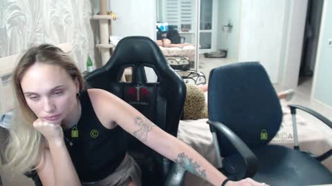 Snapshot of sunny1girl chatting on 01-14-25, 03:57 Alice and Sergey online show from 01-14-25, 03:57