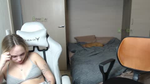 Snapshot of sunny1girl chatting on 01-29-25, 06:39 Alice and Sergey online show from 01-29-25, 06:39