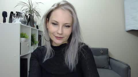 Snapshot of sunny_bunny6 chatting on 12-23-24, 01:18 Naomi online show from 12-23-24, 01:18