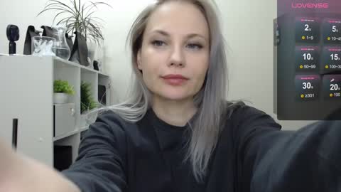 Snapshot of sunny_bunny6 chatting on 12-23-24, 04:22 Naomi online show from 12-23-24, 04:22