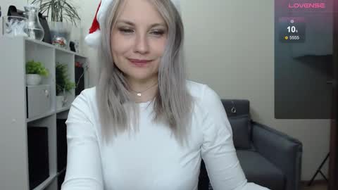 Snapshot of sunny_bunny6 chatting on 12-25-24, 01:31 Naomi online show from 12-25-24, 01:31