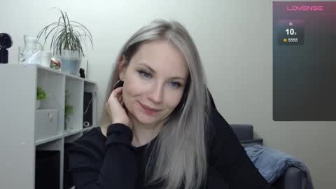 Snapshot of sunny_bunny6 chatting on 01-19-25, 12:17 Naomi online show from 01-19-25, 12:17
