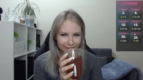 Snapshot of sunny_bunny6 chatting on 01-19-25, 04:01 Naomi online show from 01-19-25, 04:01