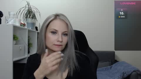 Snapshot of sunny_bunny6 chatting on 01-20-25, 09:43 Naomi online show from 01-20-25, 09:43