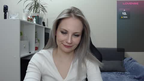 Snapshot of sunny_bunny6 chatting on 02-01-25, 08:37 Naomi online show from 02-01-25, 08:37