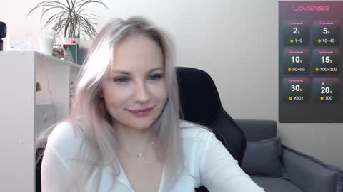 Snapshot of sunny_bunny6 chatting on 02-07-25, 09:26 Naomi online show from 02-07-25, 09:26