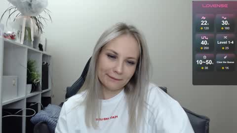 Snapshot of sunny_bunny6 chatting on 02-18-25, 04:05 Naomi online show from 02-18-25, 04:05