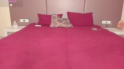 Snapshot of sunsay_effie chatting on 05-21-26, 11:12 Effie Beautiful girl and Sunsay lucky boy online show from 05-21-26, 11:12