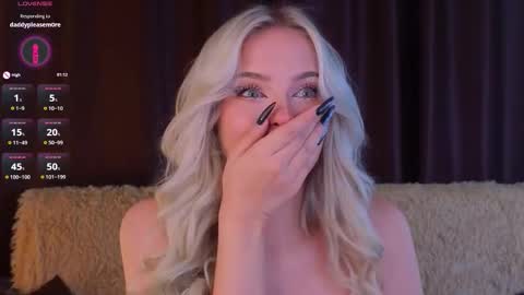 Snapshot of sunshinegirlx chatting on 11-16-25, 04:18 Alice online show from 11-16-25, 04:18