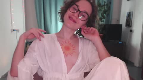 Snapshot of sunshinehella chatting on 04-18-26, 10:54 Hella online show from 04-18-26, 10:54