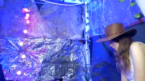 Snapshot of super_jony chatting on 10-17-25, 04:09 super jony and Marta GMT 1300-1800 every day online show from 10-17-25, 04:09