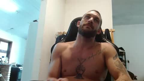 Snapshot of surfdog95 chatting on 10-22-25, 03:23 surfdog95 online show from 10-22-25, 03:23