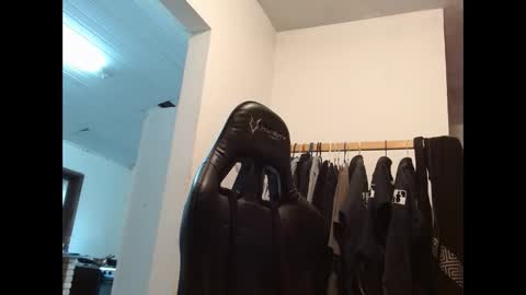 Snapshot of surfdog95 chatting on 10-28-25, 07:38 surfdog95 online show from 10-28-25, 07:38