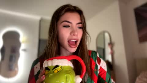 Snapshot of sussanf_ chatting on 12-23-24, 11:28 Susy online show from 12-23-24, 11:28