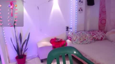 Snapshot of sussy_222 chatting on 12-15-25, 01:43 susy online show from 12-15-25, 01:43