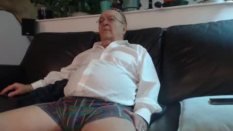 Snapshot of suv1 chatting on 01-16-25, 05:32 Otto online show from 01-16-25, 05:32