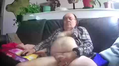 Snapshot of suv1 chatting on 10-17-25, 07:55 Otto online show from 10-17-25, 07:55