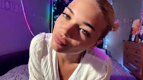 Snapshot of suzannabarmes chatting on 08-04-26, 10:23 Stacy online show from 08-04-26, 10:23