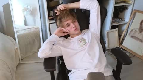 Snapshot of sw33theart_b0y chatting on 10-08-25, 08:23 Nate 3 online show from 10-08-25, 08:23