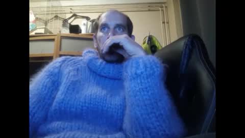 Snapshot of sweaterboy666 chatting on 11-06-25, 02:45 sweaterboy666 online show from 11-06-25, 02:45