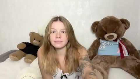 Mia and Robert online show from 10-08-25, 06:22