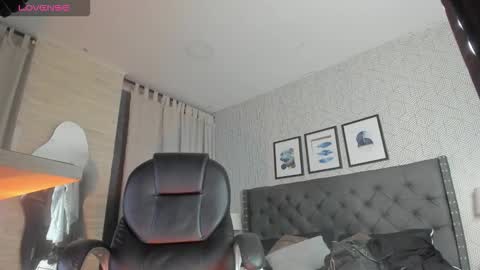 Snapshot of sweet__vanessa1 chatting on 10-14-25, 12:00 Vanessa online show from 10-14-25, 12:00