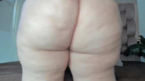 Snapshot of sweet_booty1 chatting on 10-24-25, 12:01 Chelsy online show from 10-24-25, 12:01