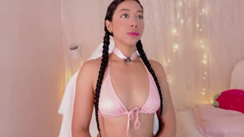 Snapshot of sweet_carine chatting on 03-18-26, 11:24 camil online show from 03-18-26, 11:24