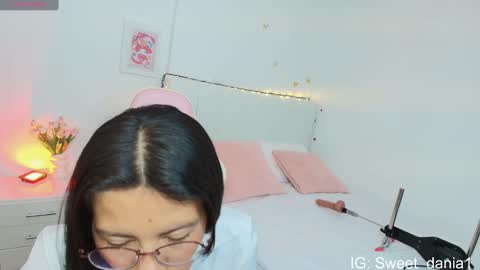 sweet_dania_ online show from 09-18-25, 08:49