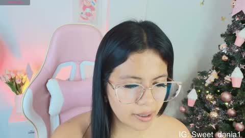 sweet_dania_ online show from 12-19-25, 03:57